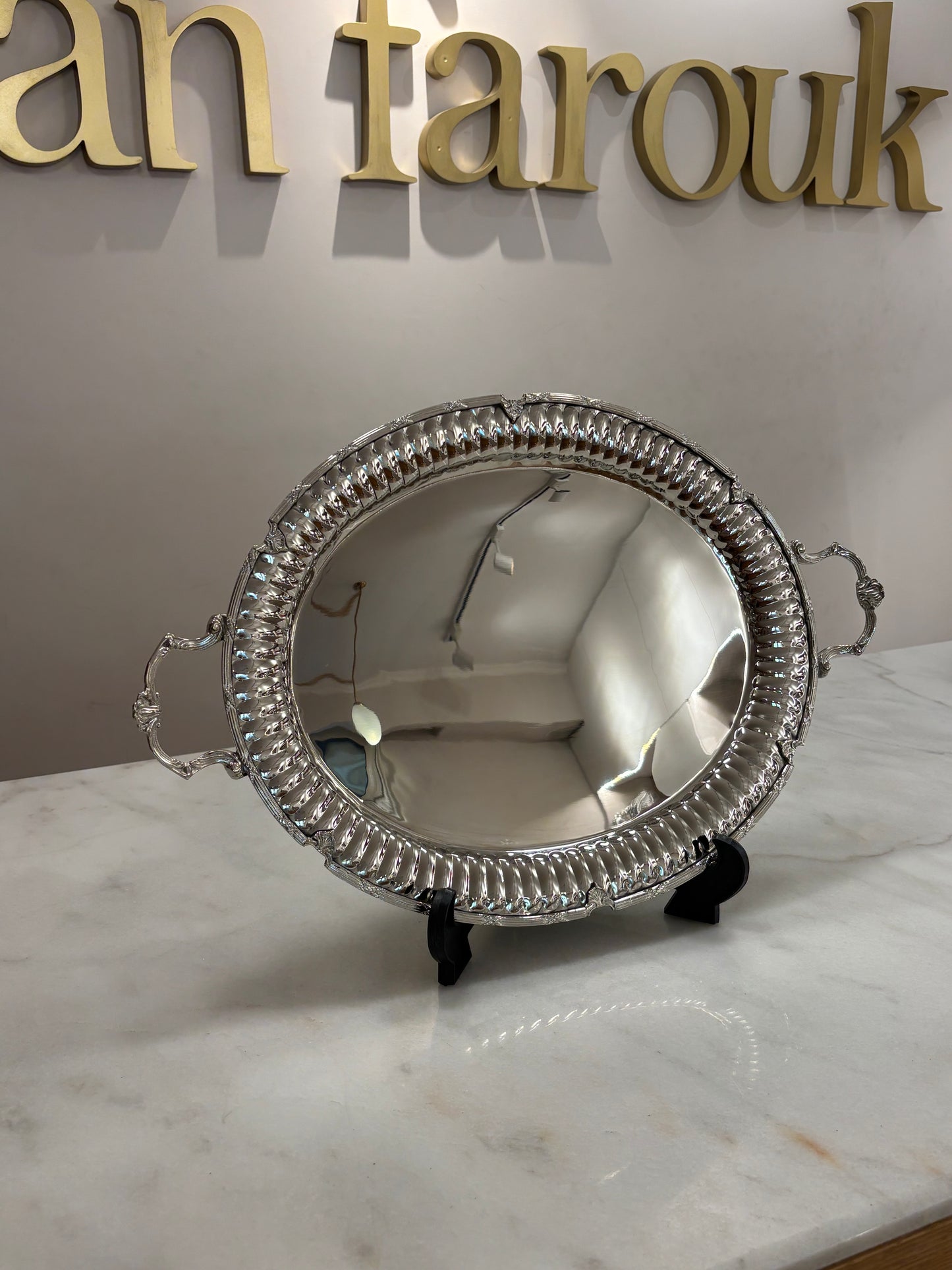 Oval With Hands Service - English Model